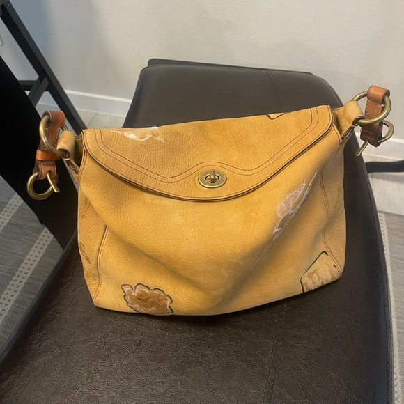 Coach Handbags - Coach Vintage Y2K Chelsea turn lock MISSING SHOULDER STRAP. HAS PAINT WORK